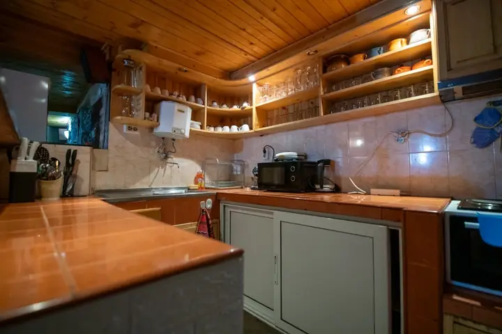 Кухнята към механата с котлони, фурна и работен плот